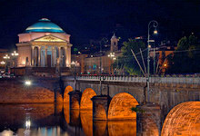 Clicca per ingrandire - La Chiesa della Gran Madre di Dio e il ponte Vittorio Emanuele I &copy; Fabrizio Amort - www.torinoacolori.it