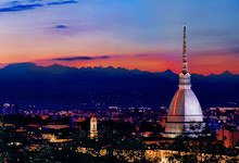 Clicca per ingrandire - Il profilo della Mole Antonelliana si staglia sullo sfondo delle montagne al tramonto © Fabrizio Amort - www.torinoacolori.it Clicca per ingrandire - Il profilo della Mole Antonelliana si staglia sullo sfondo delle montagne al tramonto © Fabrizio Amort - www.torinoacolori.it