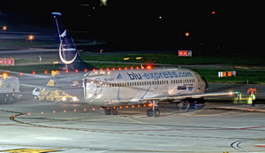 Scie luminose di un Boeing 737 Blu Express mentre raggiunge il parcheggio a Caselle © Beppe Miglietti