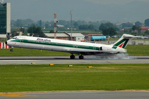 Un “suppostone” MD80 di Alitalia in atterraggio a Caselle &copy; Roberto Leone
